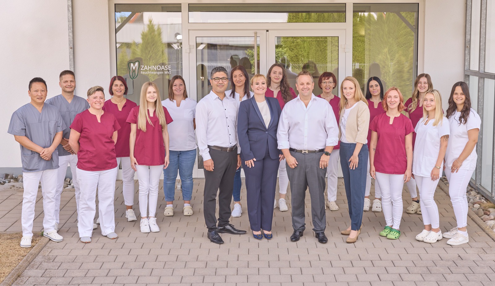 Zahnarzt-Oliver-Meier-Gruppenbild-Slider-2025