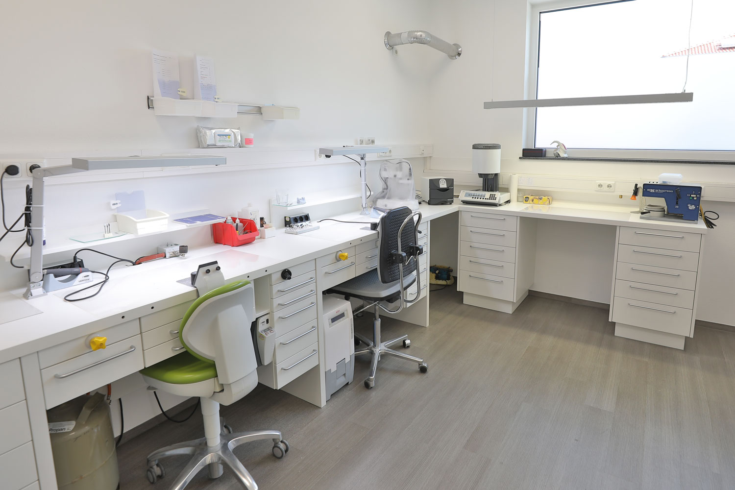 Zahnarzt-Oliver-Meier-Praxiseigenes-Labor-Raum