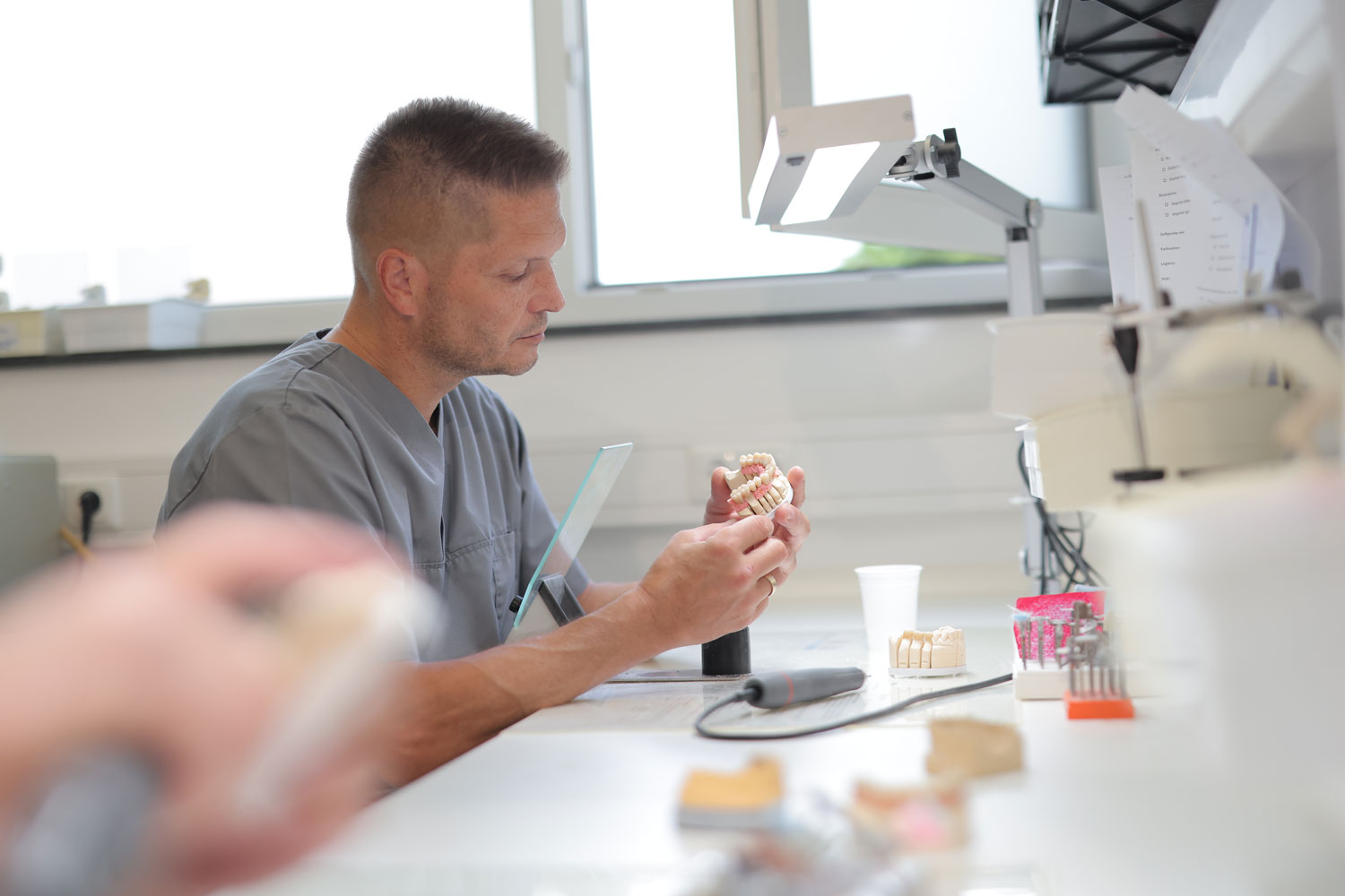 Zahnarzt-Oliver-Meier-Praxiseigenes-Labor-Zahnersatz
