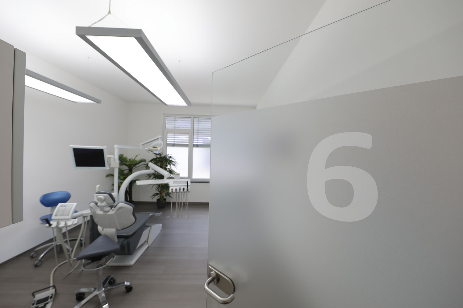 Zahnarzt-Oliver-Meier-Tuer-Behandlungsraum